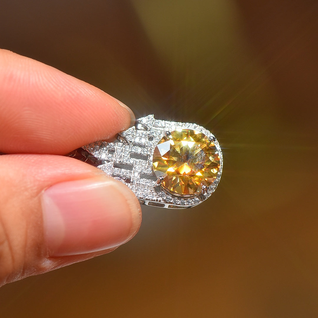 Pingente de castelo de moissanite amarelo com corte redondo de 5 quilates, pingente de prata esterlina 925, pingente elegante e minimalista, uso diário, joias de casal, presente de aniversário, presente de aniversário