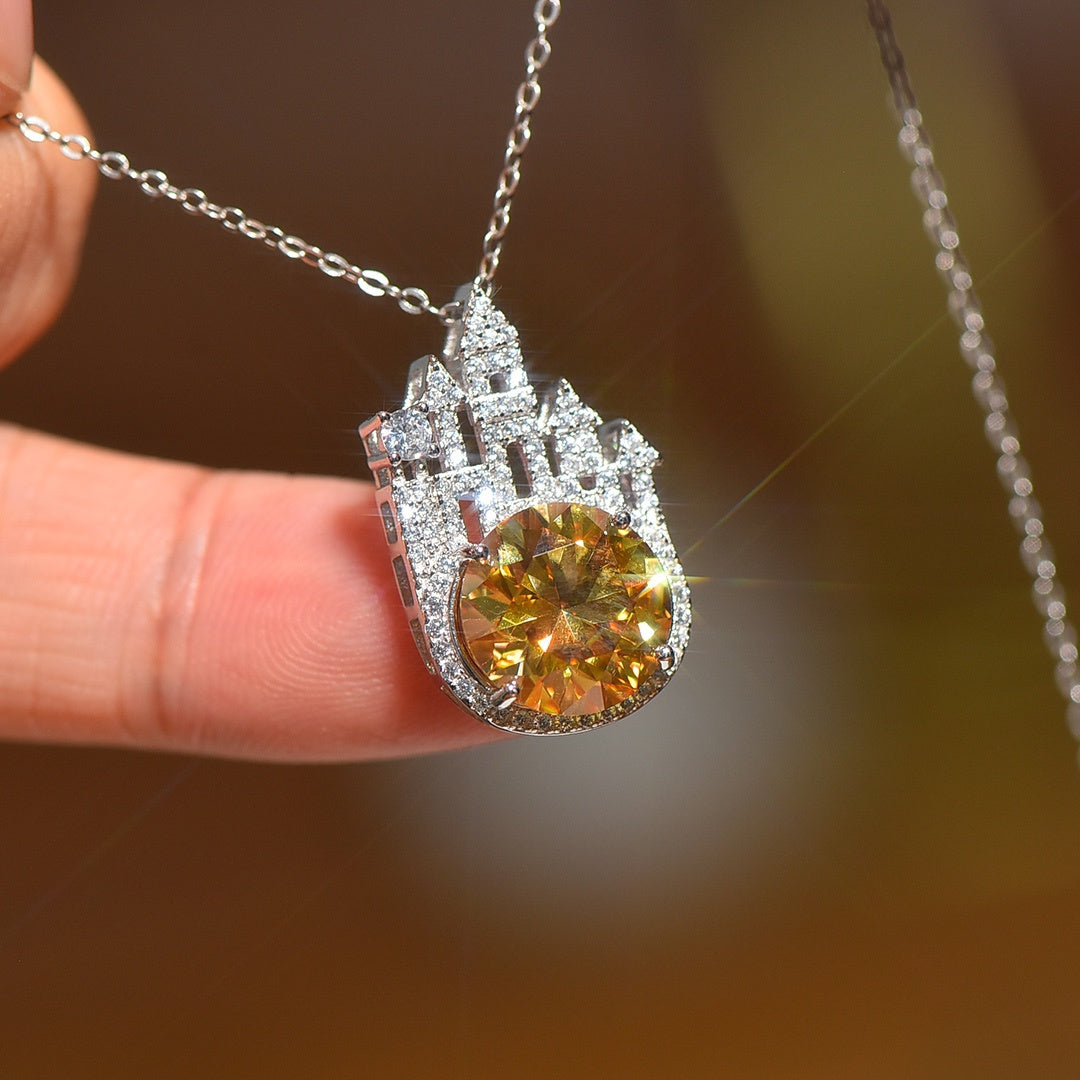 Pingente de castelo de moissanite amarelo com corte redondo de 5 quilates, pingente de prata esterlina 925, pingente elegante e minimalista, uso diário, joias de casal, presente de aniversário, presente de aniversário