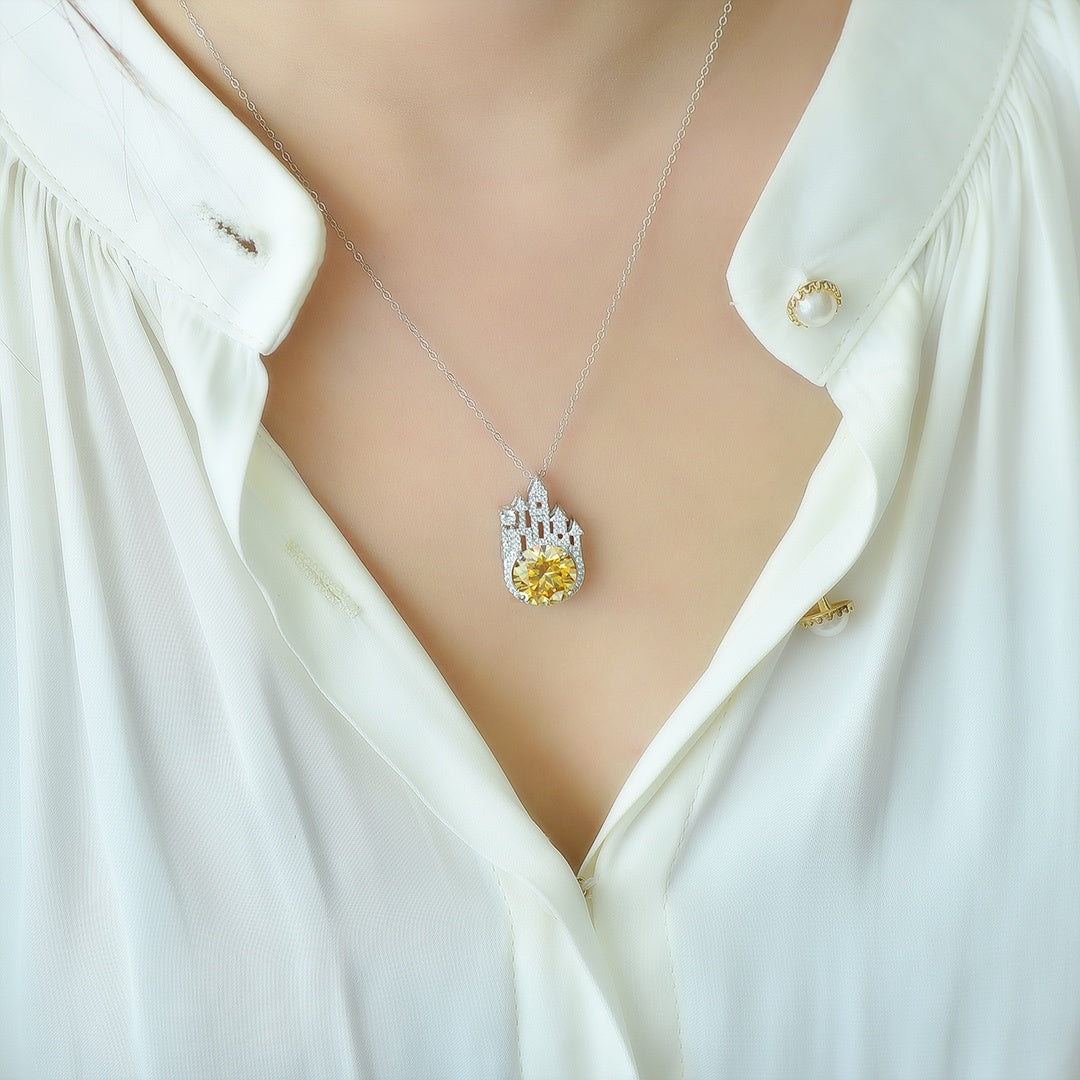 Pingente de castelo de moissanite amarelo com corte redondo de 5 quilates, pingente de prata esterlina 925, pingente elegante e minimalista, uso diário, joias de casal, presente de aniversário, presente de aniversário