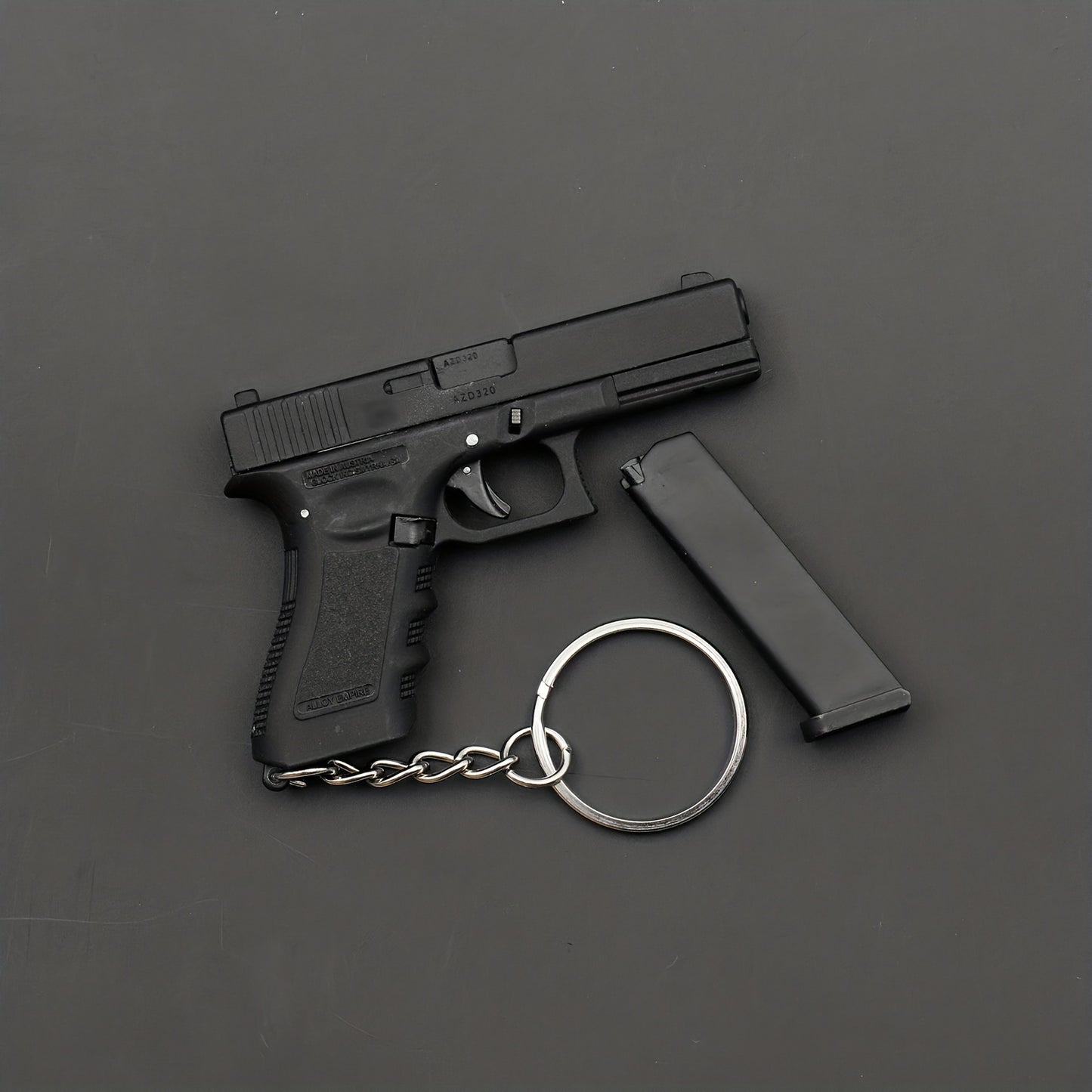 Chaveiro de metal modelo mini arma G17 com 6 balas para homens, ejeção de concha, suspensão de câmara vazia, desmontagem, decoração de mochila com ventilador militar tático, presente de coleção