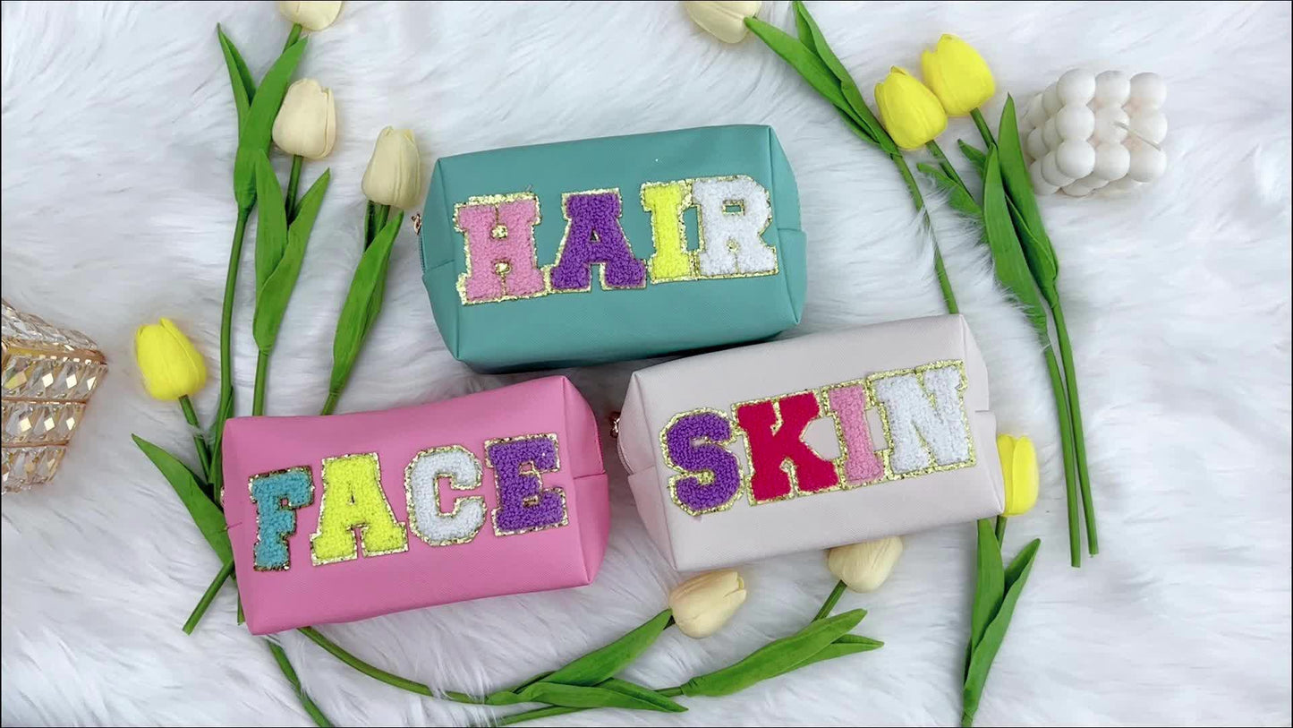 3 Stück Preppy Patch Make-up-Tasche mit HAUT HAARGESICHT Kleine Chenille Letter Kosmetik tasche Wasserdichte Reiß verschluss Hautpflege Pflege Taschen für Teenager Mädchen Tragbares Preppy Geschenk für Frauen (weiß, grün, rosa)