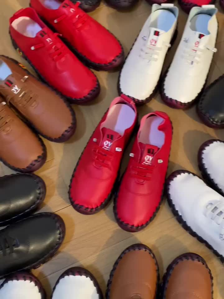 Les chaussures occasionnelles de la couleur solide des femmes, lacent vers le haut des chaussures molles de bas-semelle, les chaussures de marche des femmes légères et confortables