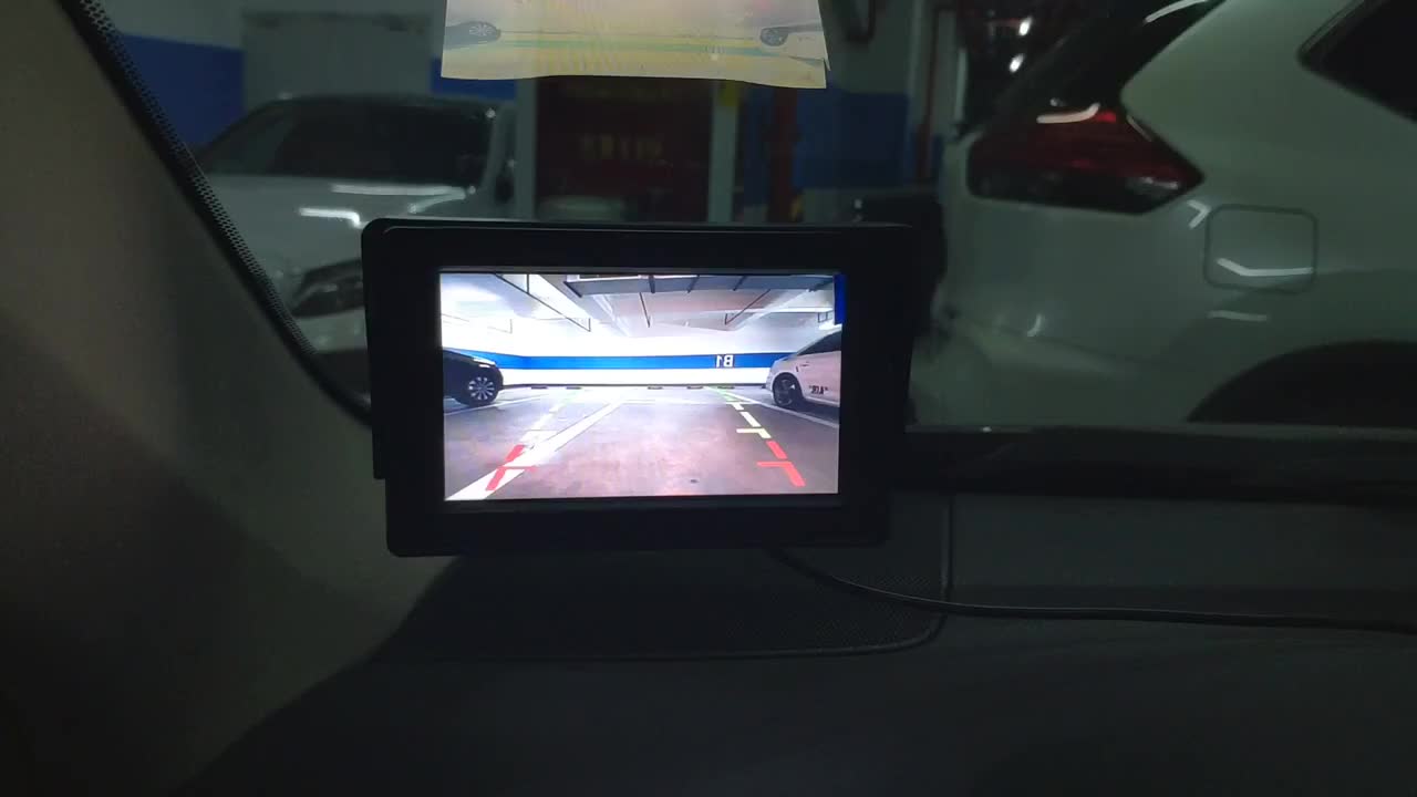 Atualize seu carro com uma câmera reversa HD à prova d&#39;água e tela 4.3