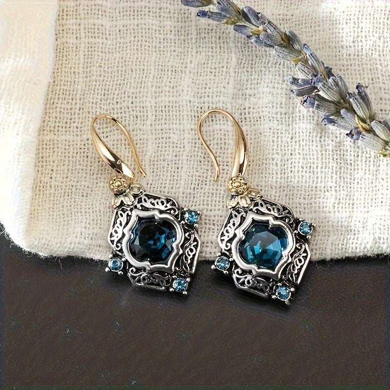 Sculpté Rhombus Forme Bleu Gemmes Synthétiques Décor Dangle Boucles D'oreilles Rétro Style Élégant Bijoux En Alliage Délicat Femelle Oreille Ornements