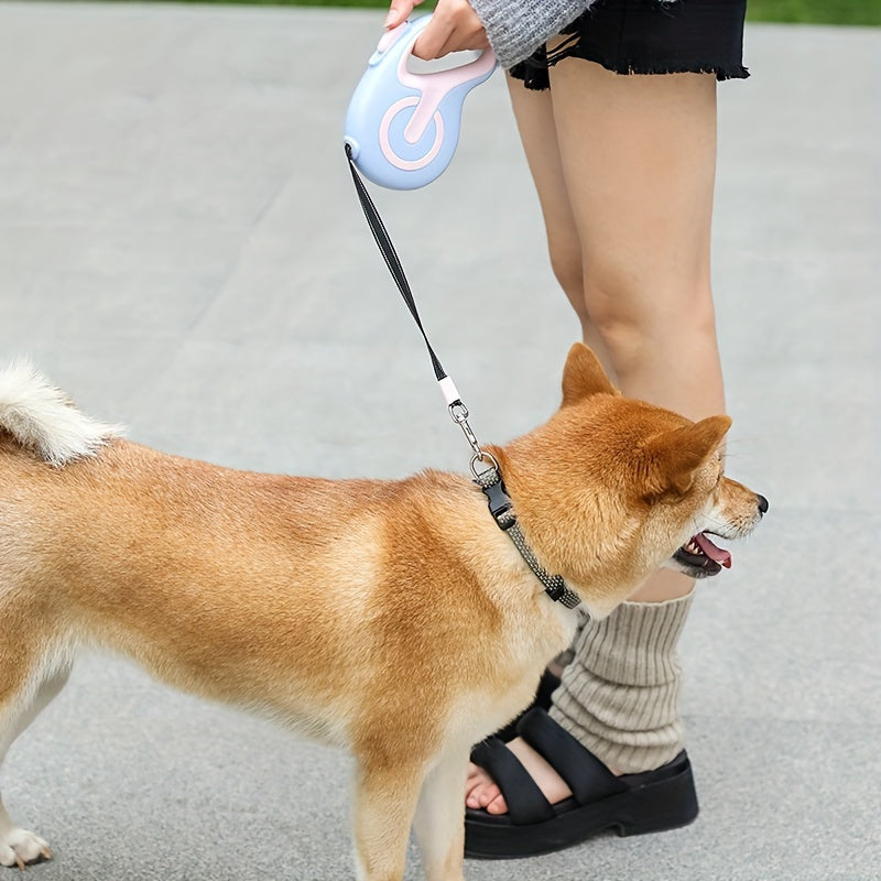 2024 Lucky Bag, 4pcs suministros para perros, conjunto integrado de alimentos y agua para perros, correa retráctil de mano para mascotas, peine de deshedding para perros y juguete de bola de fuga de alimentos en forma de disco volador